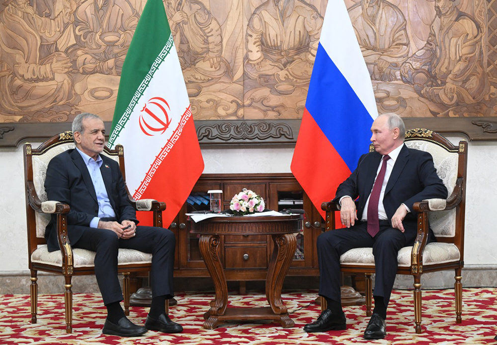 In this pool photograph distributed by the Russian state agency Sputnik, Russia's President Vladimir Putin and Iran's President Masoud Pezeshkian hold a meeting on the sidelines of the Shanghai Cooperation Organisation (SCO) summit in Bishkek on September 1, 2026. (AFP Photo)