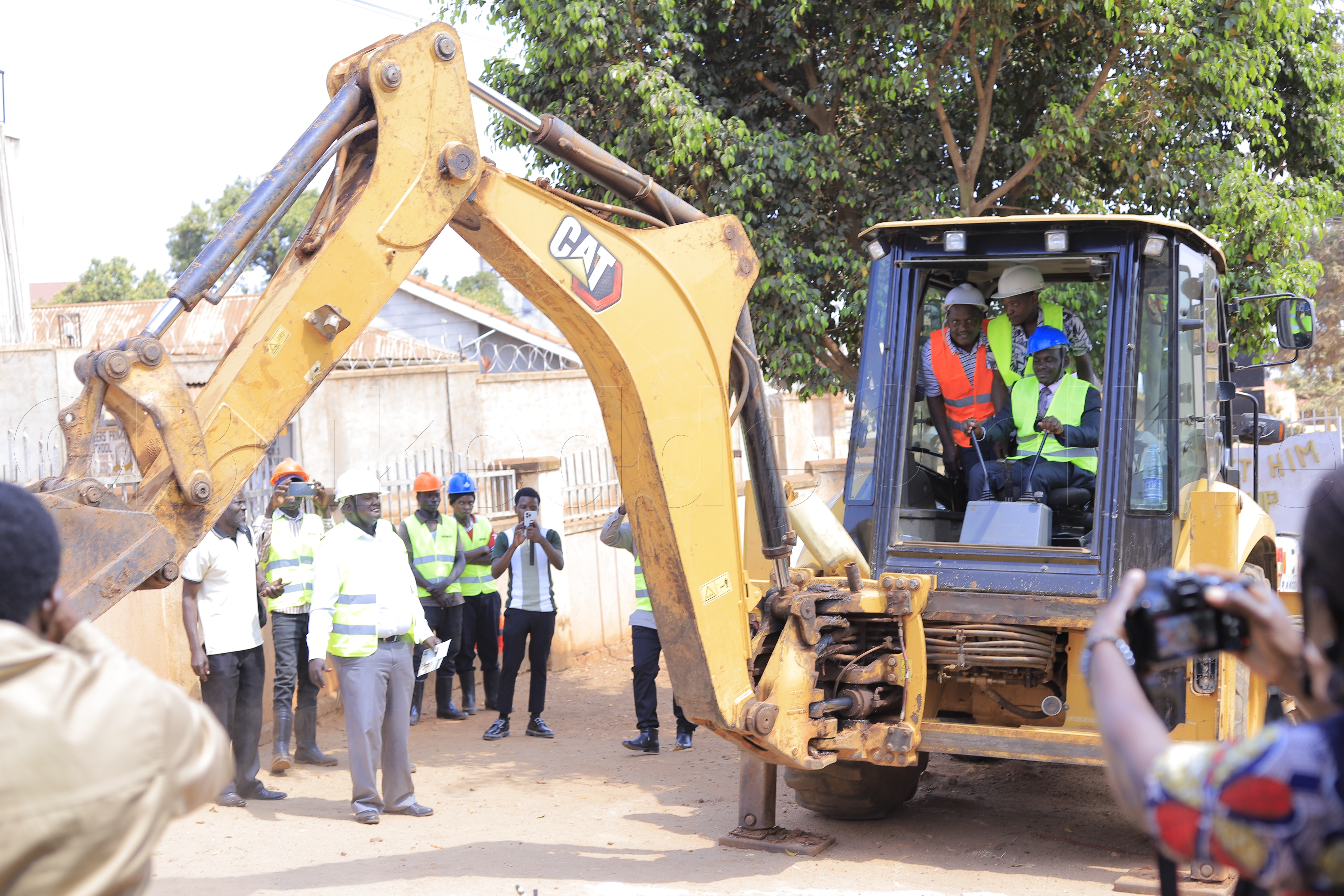 Omusumba Kato Ng'atema evvuunike Okuzimba Ekkanisa Y'abadiventi E Kanyanya. (1)