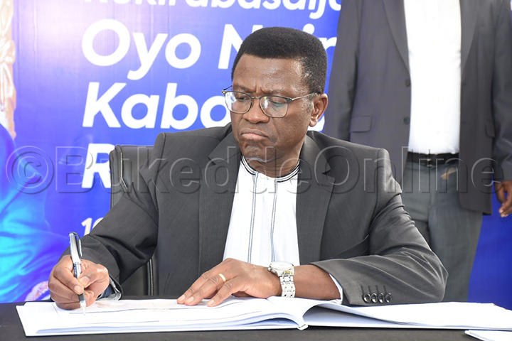Katikkiro ng'awandiika Mu Kitabo Kyabakungubazi mu maka ga Oyo e Buziga