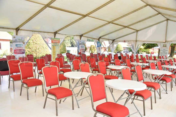 Ekifo Awagenda Okutuula Abagenyi Abalala.