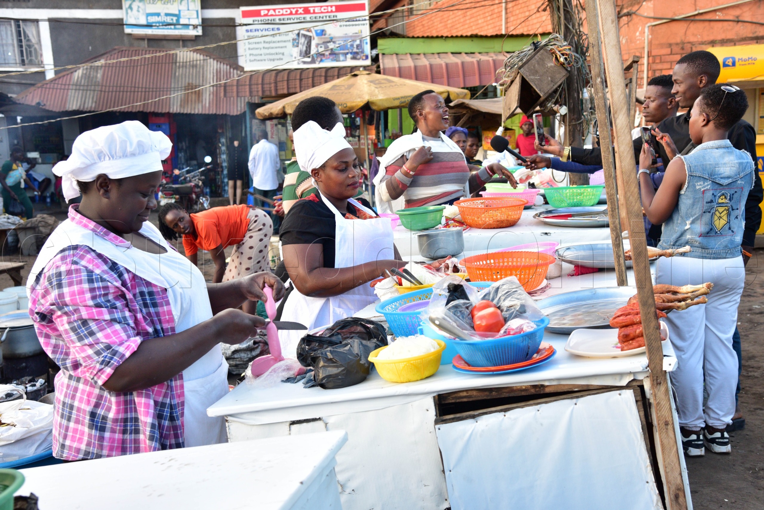 Abamu ku bakyala abaganyuddwa mu Lubaga nga bali ku midaala gyabwe egya chipusi