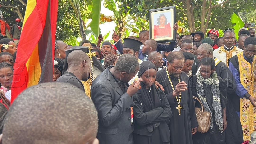 Taata w'omugenzi Nakimuli Mzee Christopher Walusimbi ne banne nga booza ku mmunye mu kuziika Muwala we