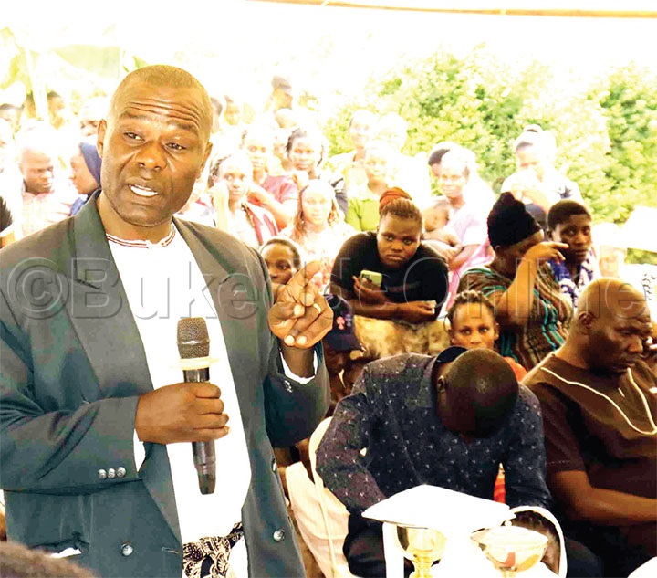 Ssekandi Ng&rsquo;ayogera Eri Abakungubazi.