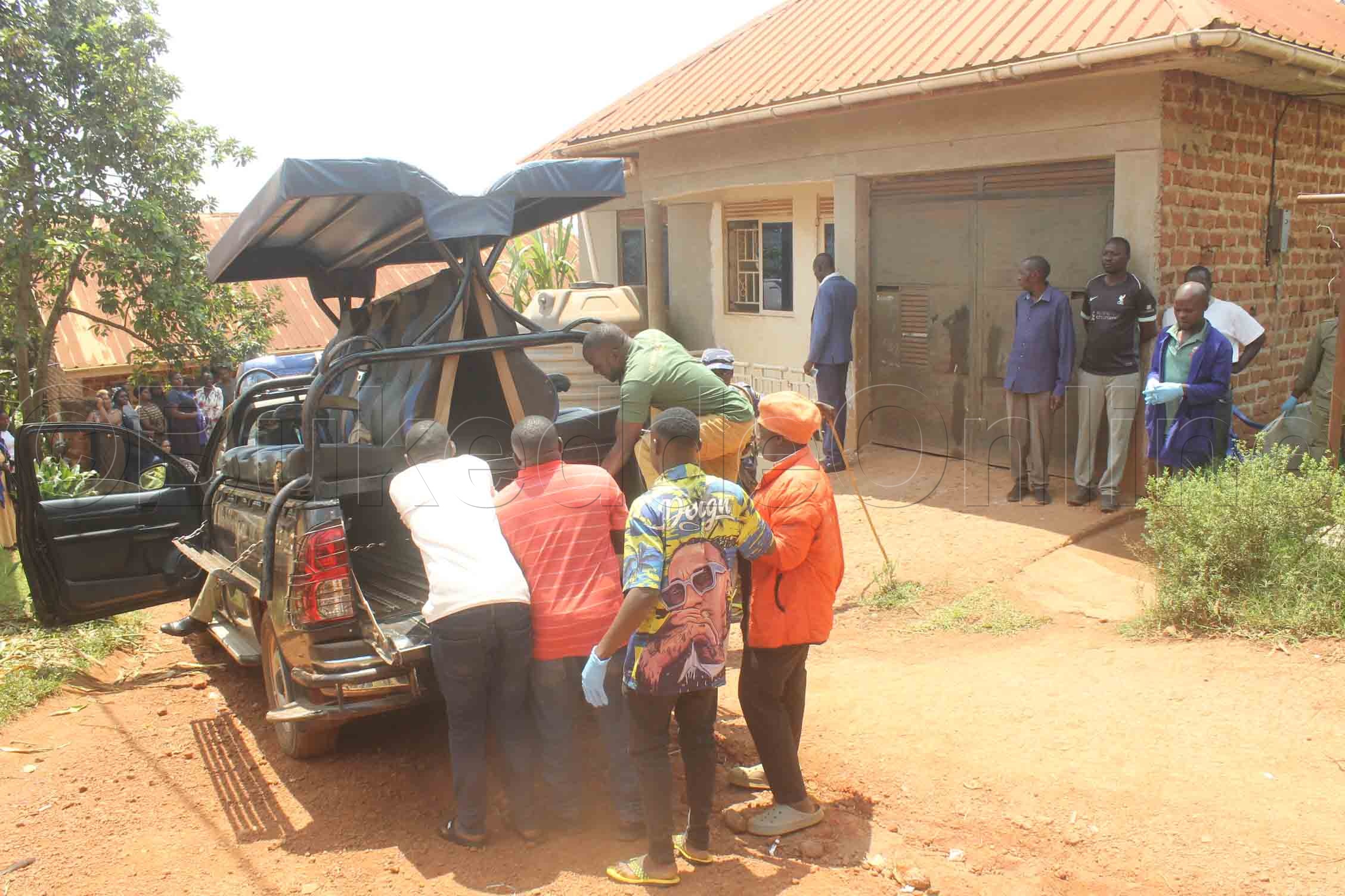 Kabangali ya poliisi eyazze okukima omulambo.