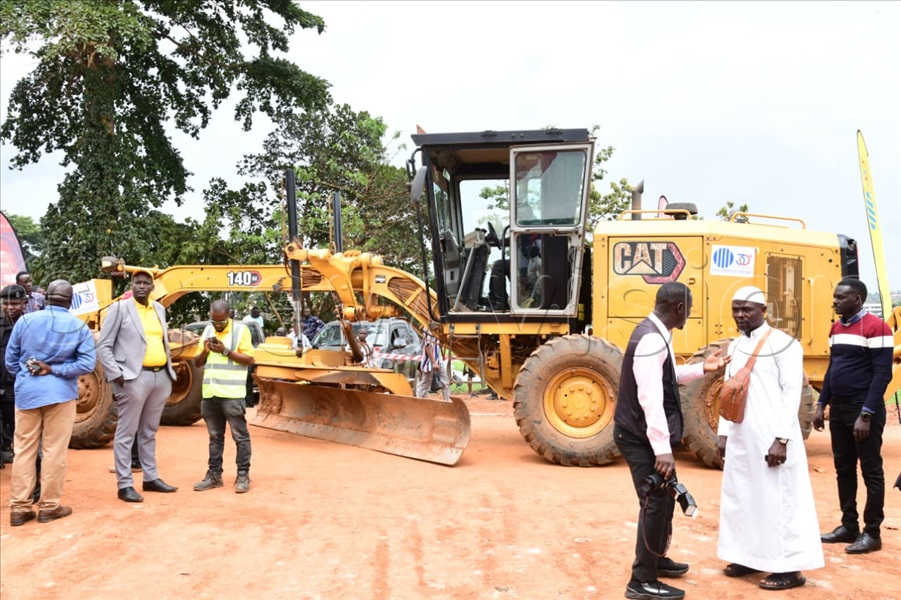 The road construction is a big contribution to the already ongoing works to restore Kabaka’s Lake, which is scheduled to be turned into a modern tourist site in the city. (All Photos by Eddie SSejjoba)
