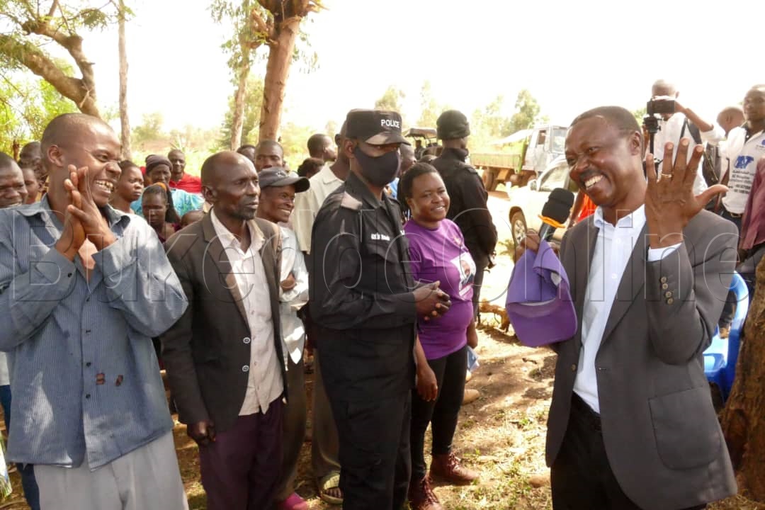 Mugisha Muntu ng'anoonya akalulu