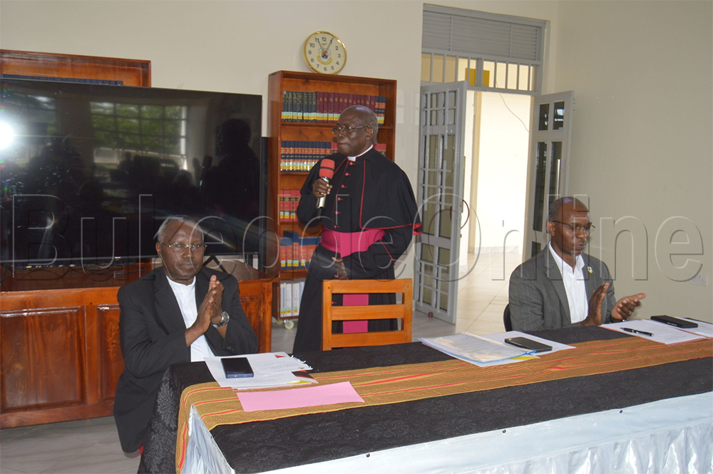 Msgnr Kasibante ng'ayogerako n'abeetabye mumusomo