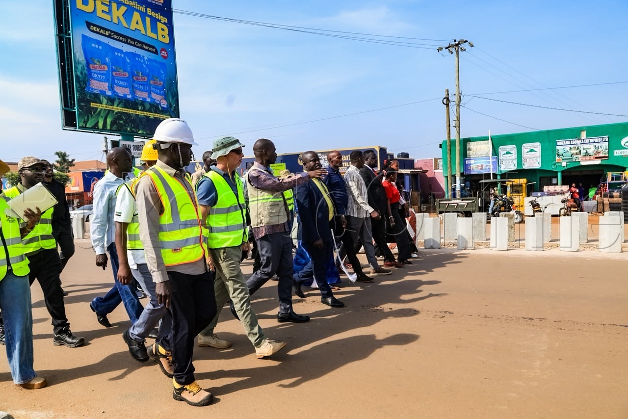 Minisita Byamukama ng'alambula oluguudo