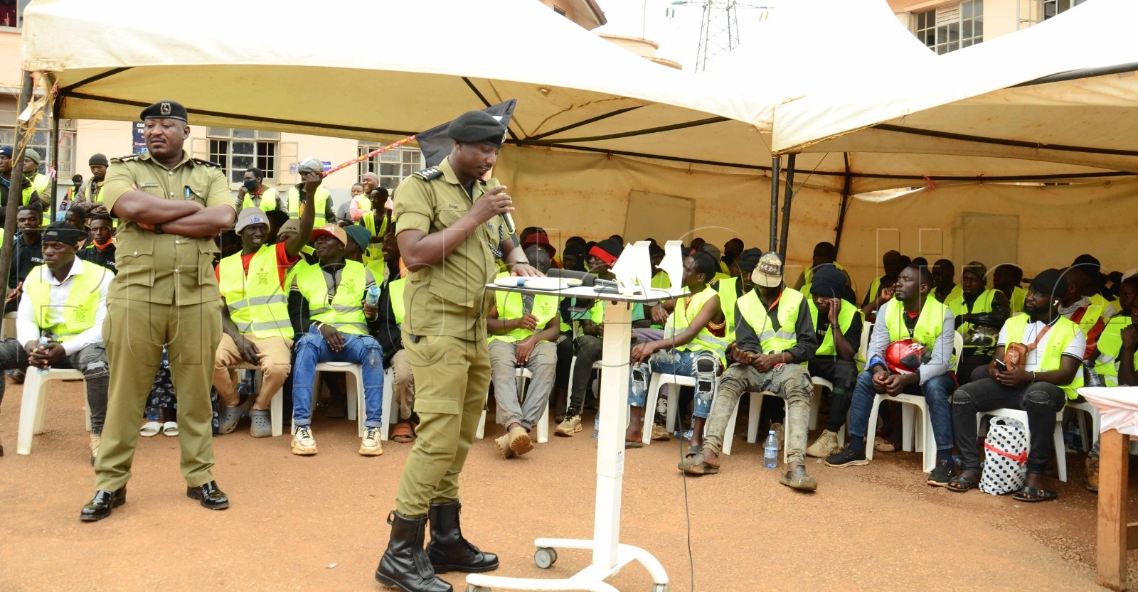 Atwala poliisi ye Katwe Fred Aheebwa ng'ayogerako eri abaserikale