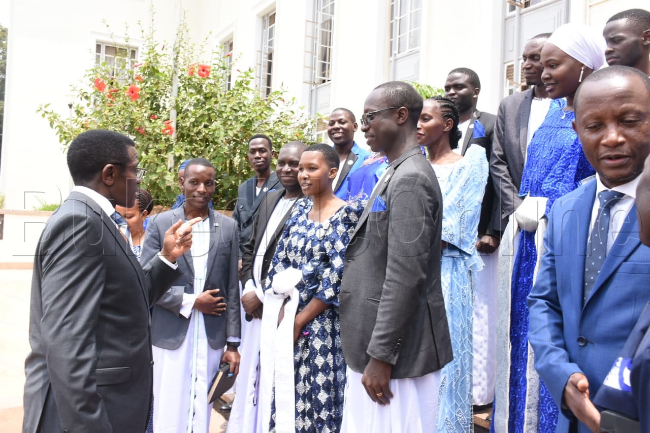 Katikkiro Mayiga ng'aliko byayogerezeganya n'abavubuka ba PFF e Bulange-Mmengo