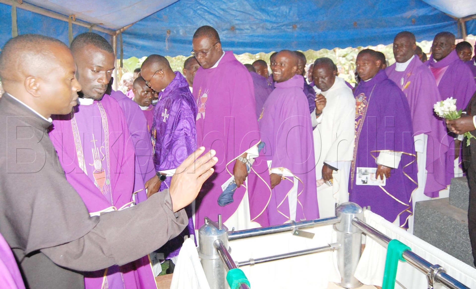 Okusabira omubiri gwa Faaza Dr Kakooza