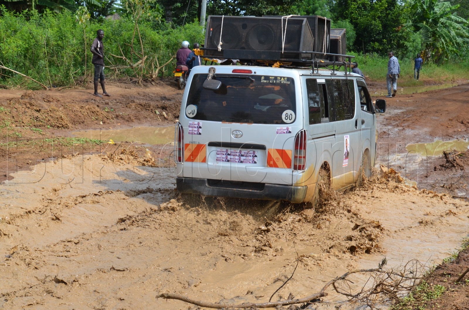 Ezimu ku mmotoka za Mugisha Muntu nga zitubudde mu kaseerezi