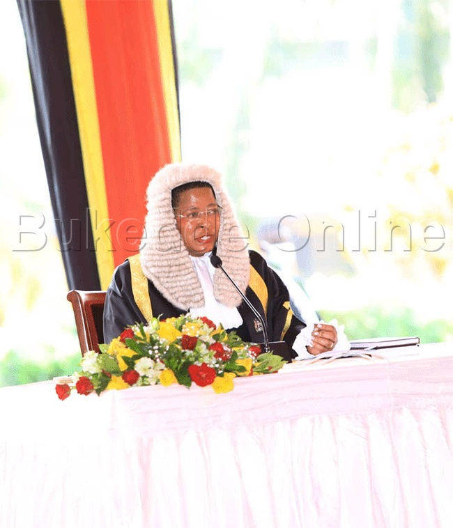 Anite Among omukubiriza wa Sipiika ya Uganda ng'aggulawo ttabamiruka