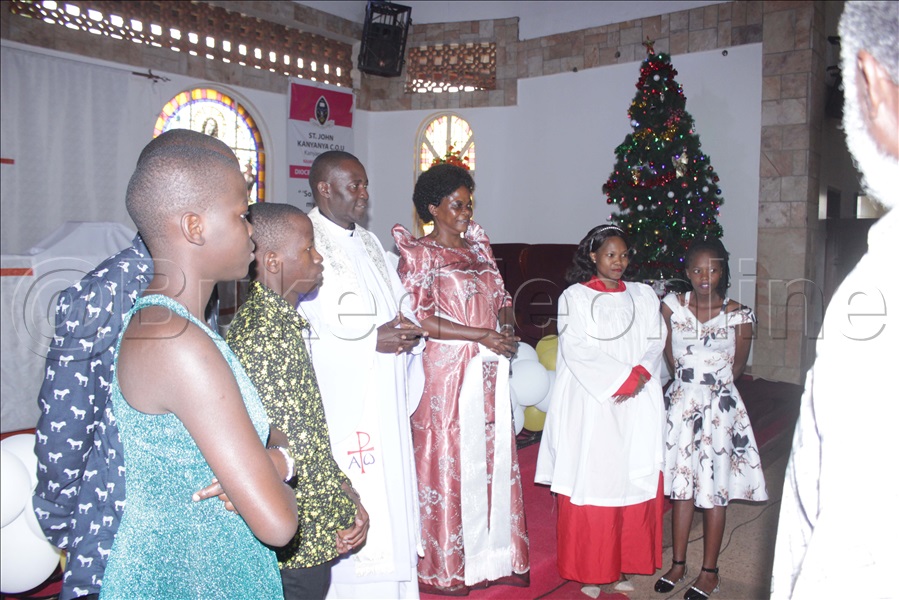 Rev. Lubega Ng' Ali Ne Ffamire Ye Nga Beebaza Abakristaayo B'e Kanyanya Olw'okubaagala Wamu N'okubawa Ebirabo.