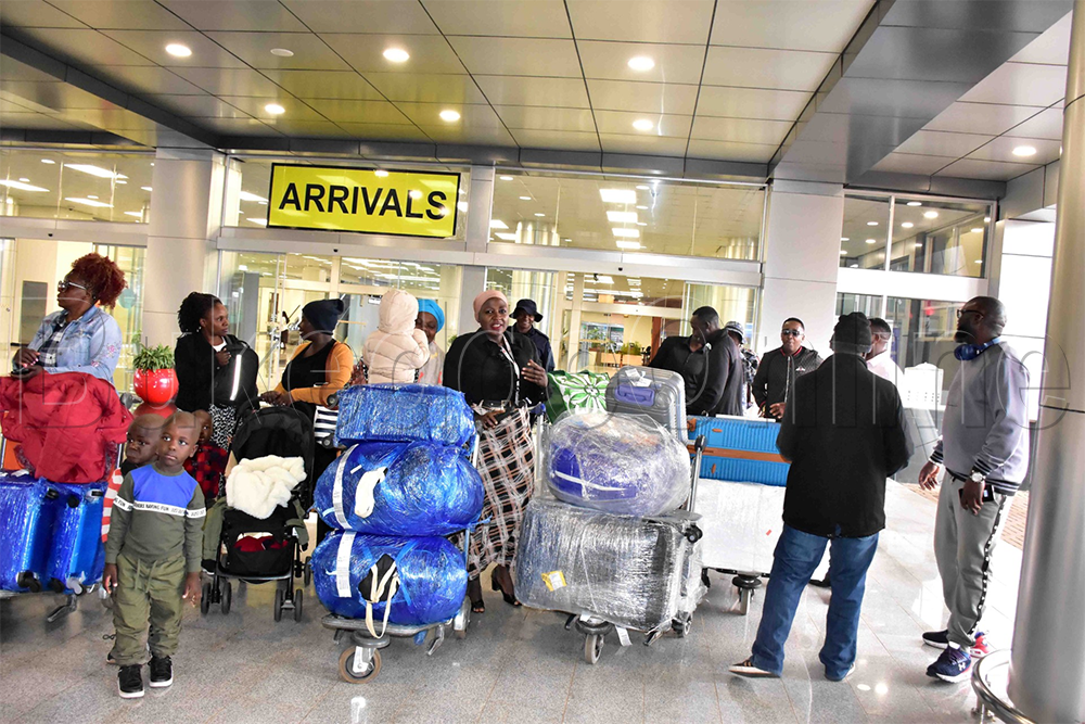 Bannyuganda abava e South Africa nga batuuse ku kisaawe e Ntebe