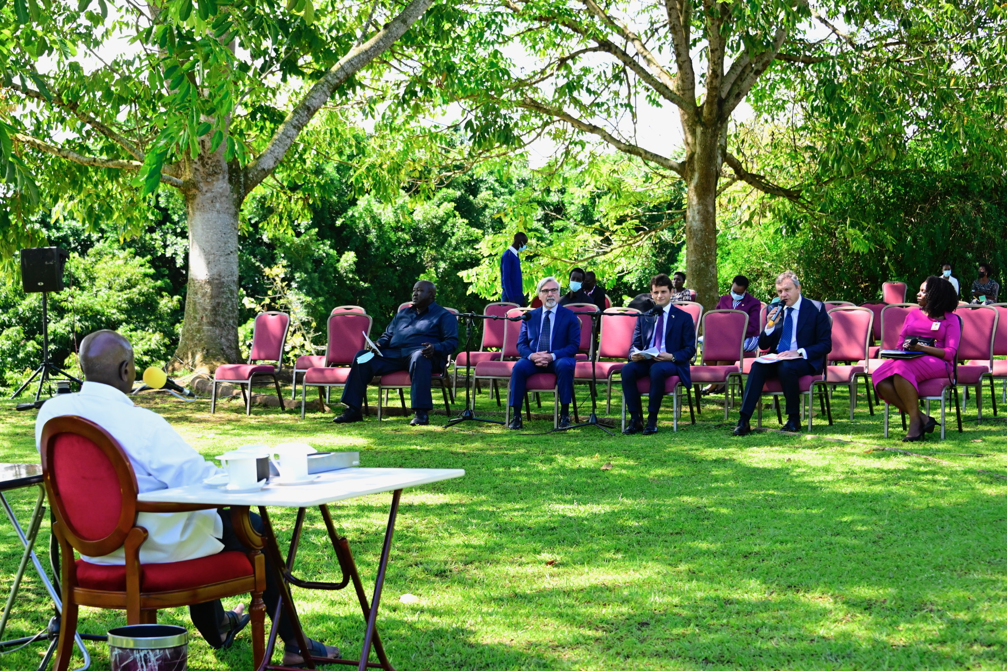 Purezidenti Museveni arikubuganaho abajwekyerwa kuruga omuri Italy aha maka g’obwa Purezidenti, Entebbe.