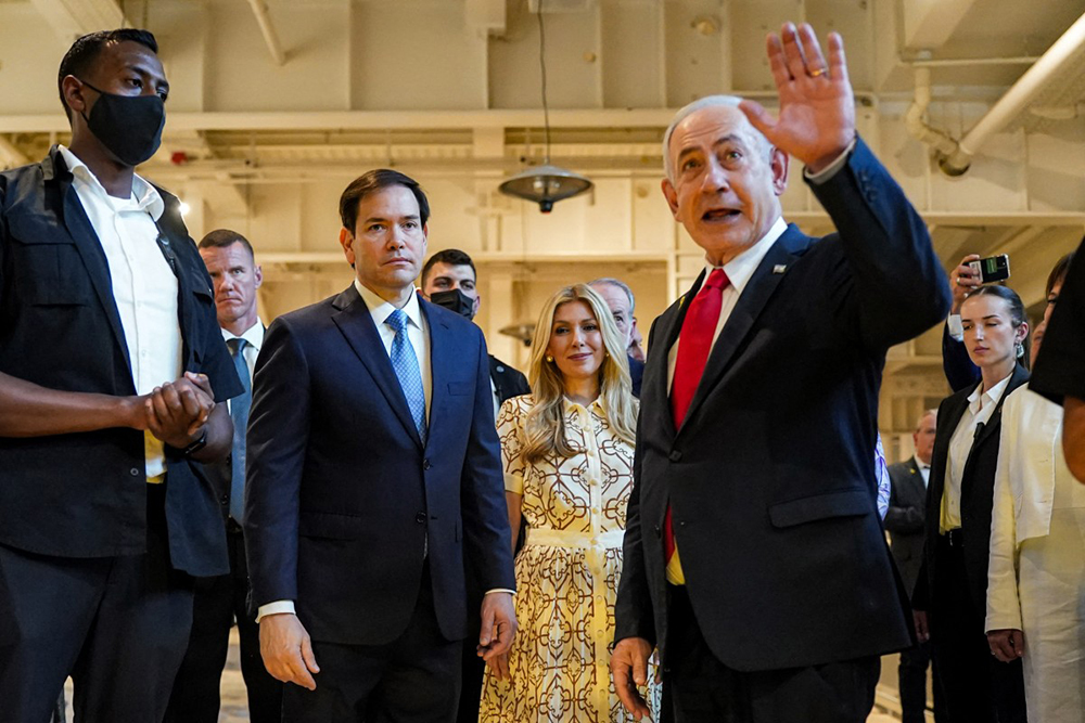 Israel's Prime Minister Benjamin Netanyahu (C-R) briefs US Secretary of State Marco Rubio (C-L) and his wife Jeanette Dousdebes Rubio (C) during their visit to the Western Wall Tunnels, underneath the Jewish holy site, in the old city of Jerusalem on September 14, 2025.