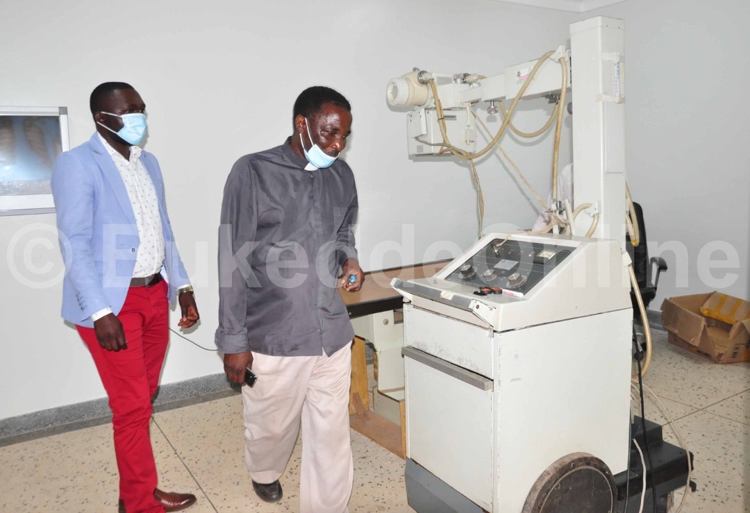 Canon Sserunjogi ng'alambuza mmeeya Mutebi(mu kkooti) eddwaaliro