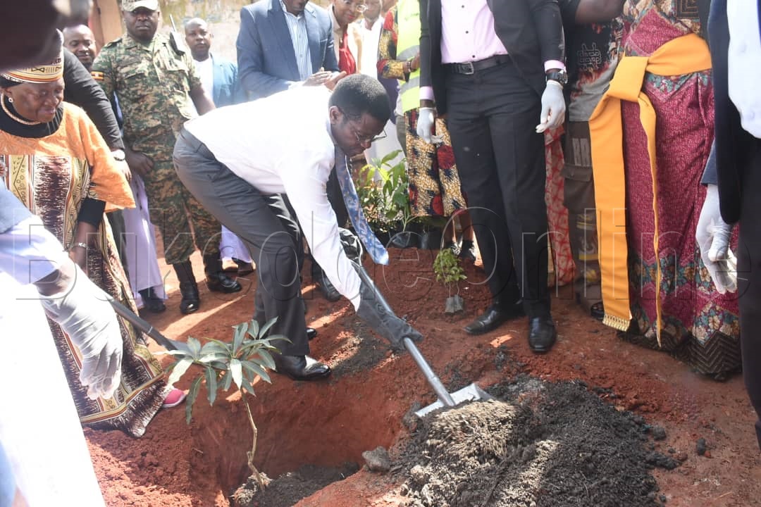 Katikkiro Mayiga ng'ayoola Kasasiro mu katale k'e Mengo mu Kampala