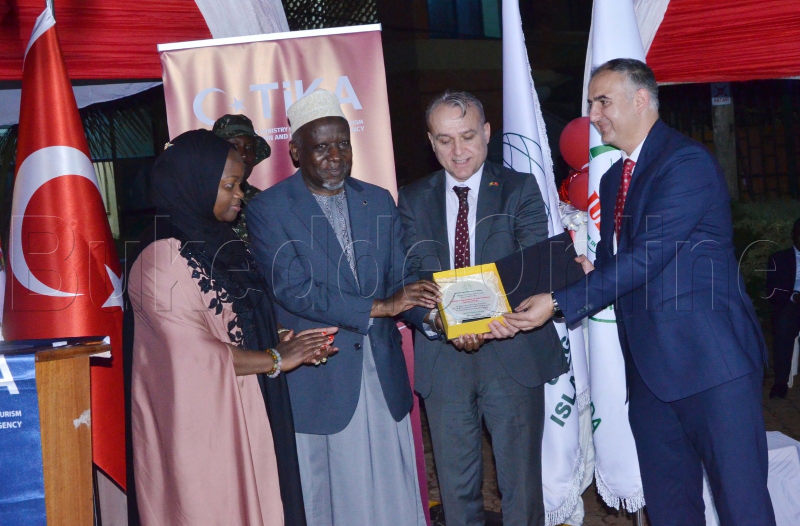 Abakulembeze ba IUIU nga basiima Abaturkey olw'okusiibulula abayizi. Okuva ku kkono ye mubaka wa Uganda e Turkey Nusura Tiperu, Polof. Isamil Simbwa Gyagenda, Omubala wa Turkey mu Uganda Mehmet Fetin ne Murat Cetin