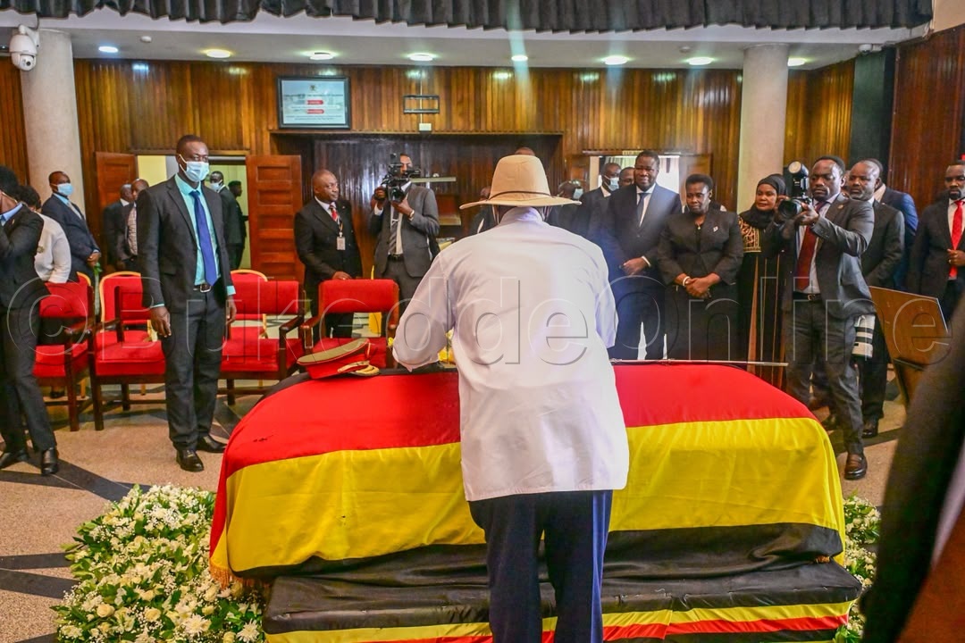 Pulezidenti Museveni ng'ateeka ekimuli ku ssanduuke y'omugenzi Moses Ali.