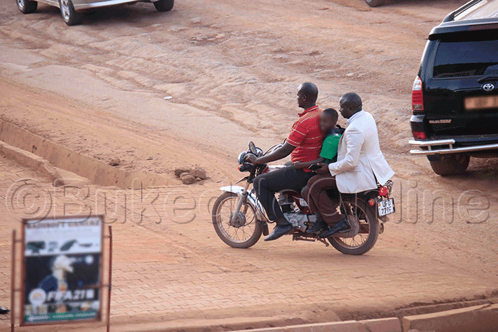 Mike Ssegawa, RCC wa Jinja City South ku bodaboda n'omwana ng'ava ku ssomero.