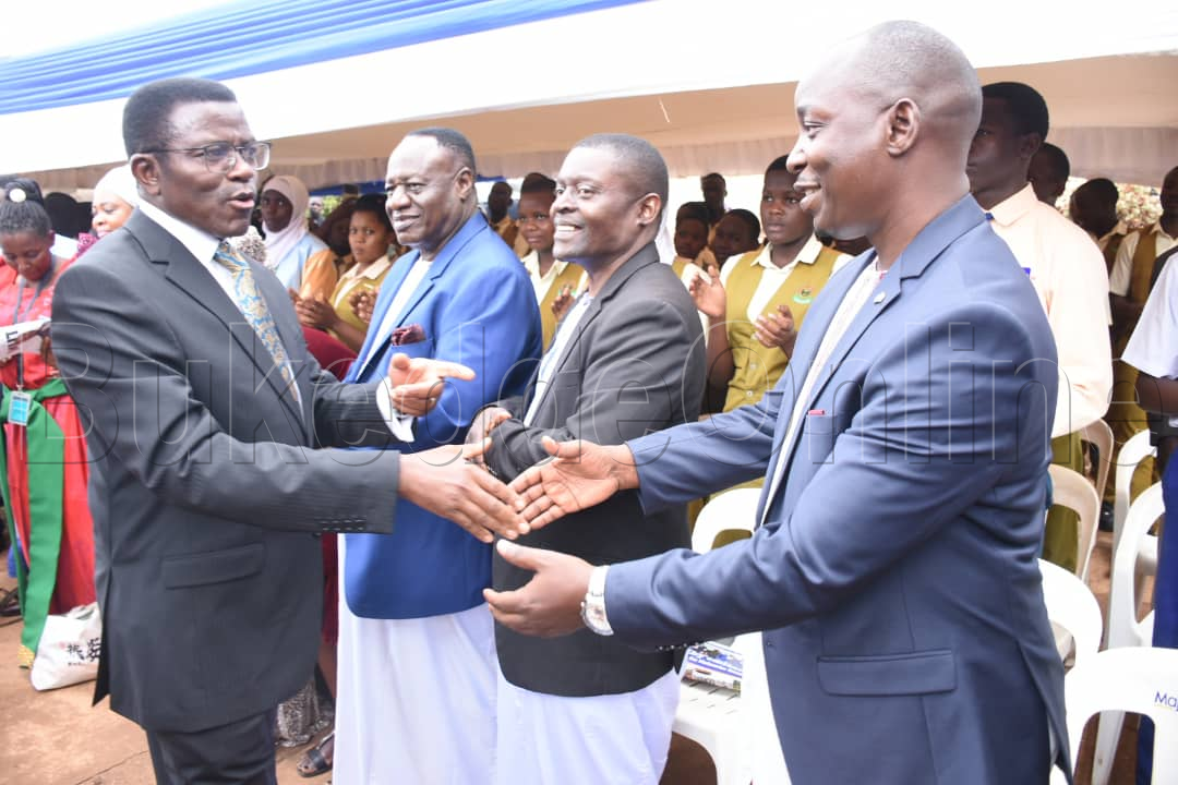 Katikkiro Mayiga ng'abuuza ku mukozi wa Bukedde Ssemei Wessaali 