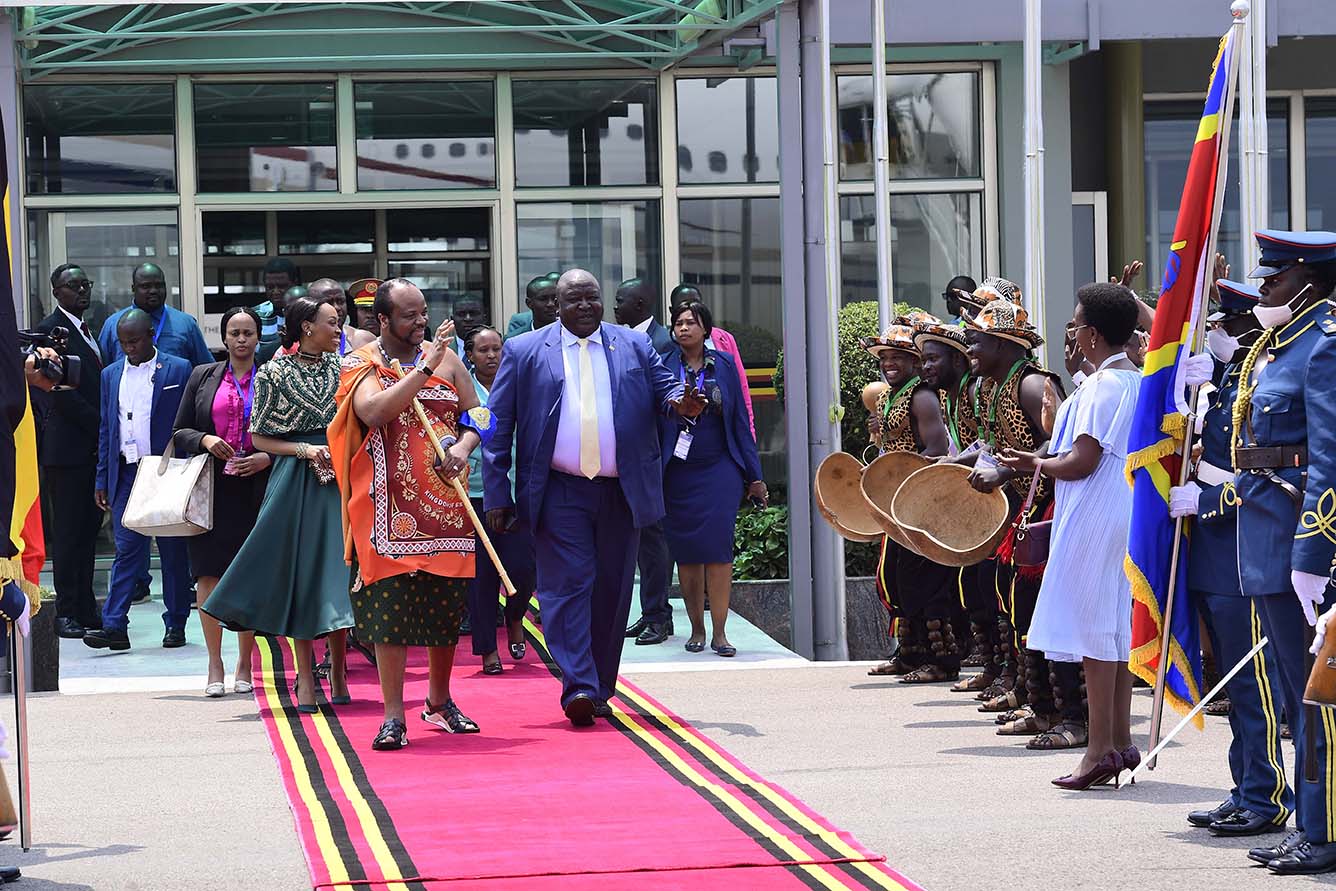 Purezidenti Museveni yaasiibura King Mswati III n'omukazi we...(Photo by PPU)