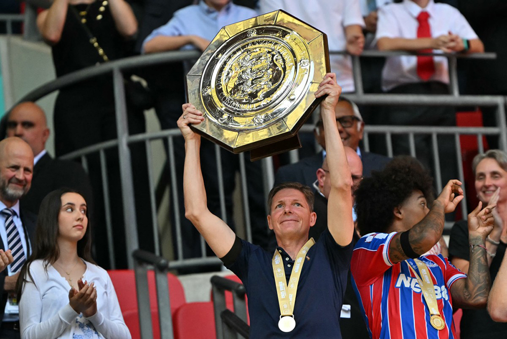 Crystal Palace's Austrian manager Oliver Glasner lifts the trophy after Palace win the English FA Community Shield football match between Crystal Palace and Liverpool at Wembley Stadium, in London on August 10, 2025. Palace won the penalty shoot-out 3-2 after the game finished 2-2 in 90 minutes. 