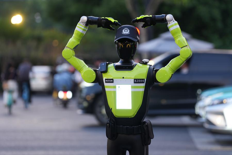n intelligent traffic management robot makes a "heart" gesture for pedestrians at an intersection in the Hubin business area of Hangzhou, east China's Zhejiang Province, May 11, 2026. (Xinhua/Huang Zongzhi)