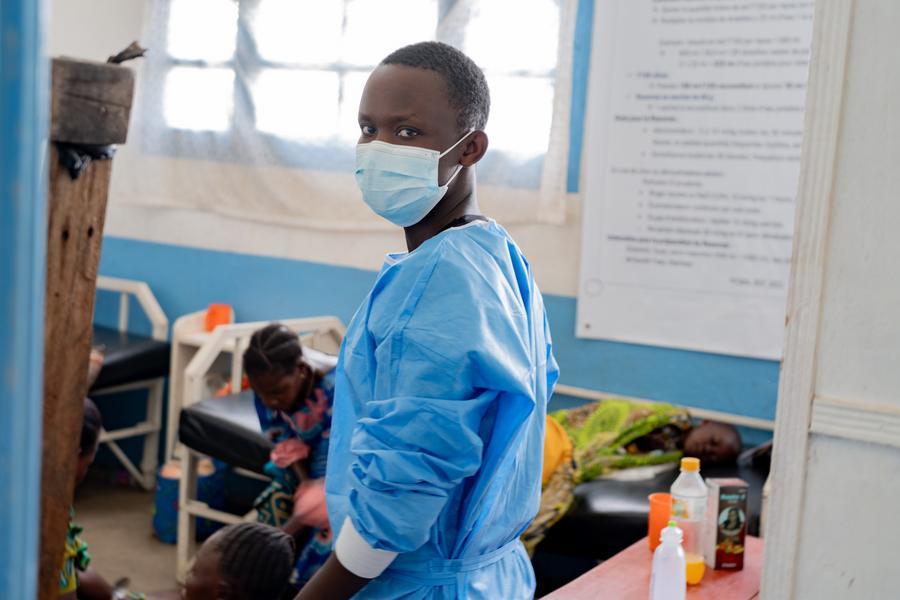 A health worker wearing a mask is seen at the general reference hospital in Rwampara in eastern Democratic Republic of the Congo, on May 16, 2026. (Xinhua)