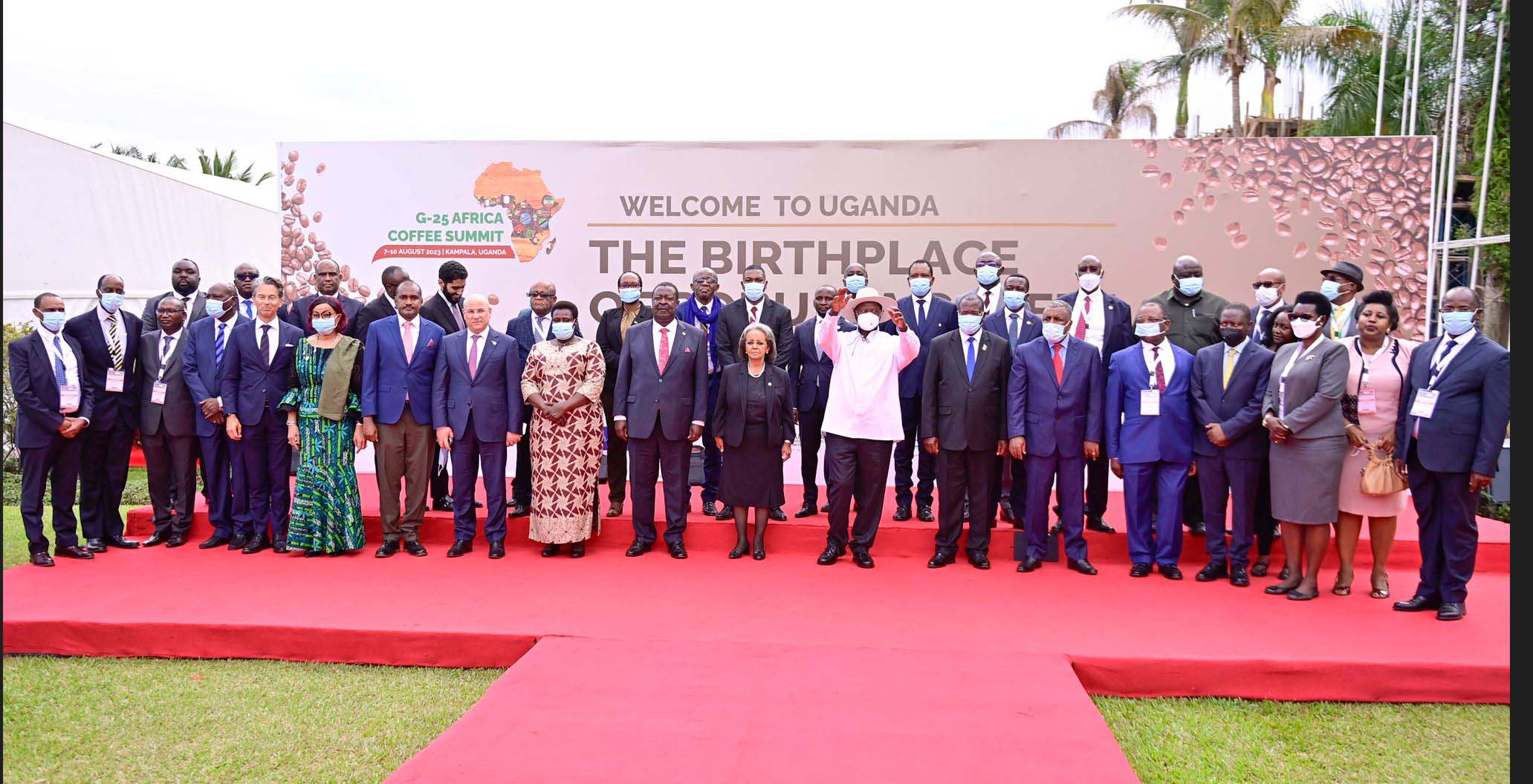 Purezidenti Yoweri Museveni n'abandi bakuru abahikire omu mushomo gw'eby'omwani ahari Speke Resort Munyonyo. PHOTO: PPU.