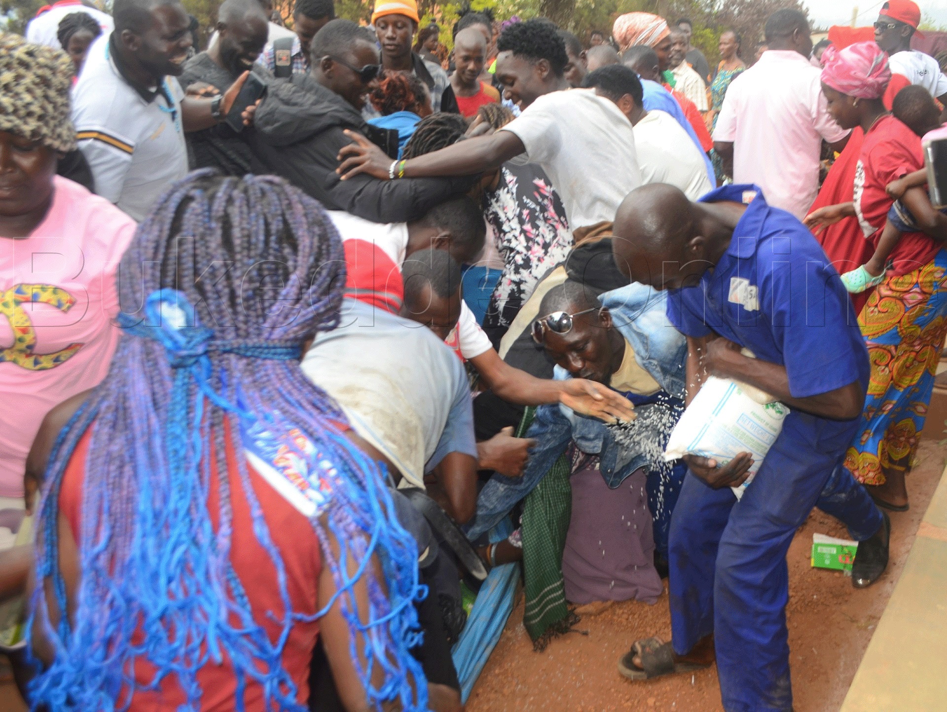 Abantu nga balwanira emmeere