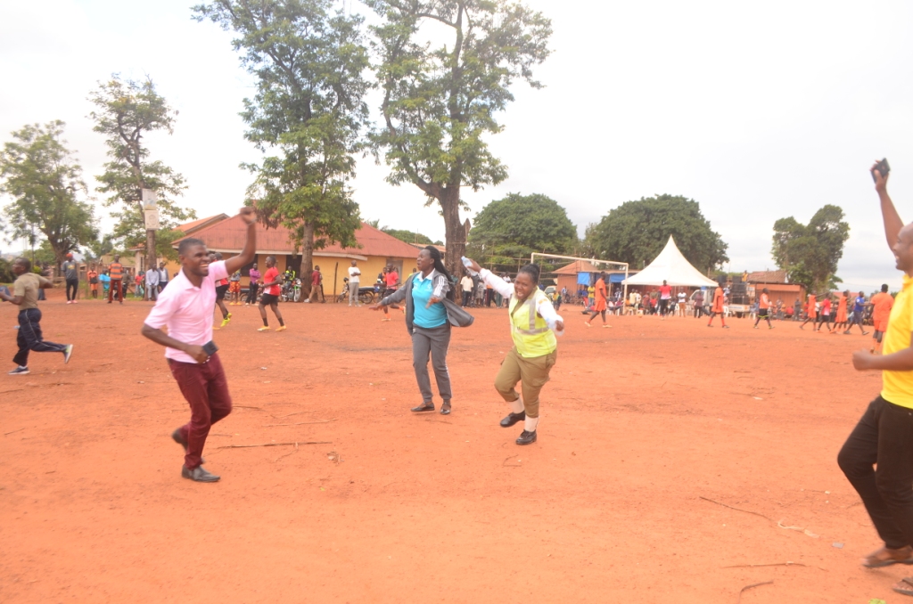 Abasirikale Nga Bajaganya Oluvannyuma Lw'okuwangula Omupiira