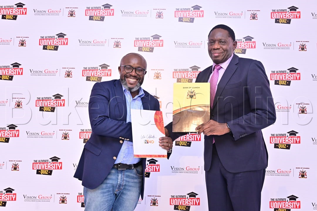 Akulira Vision Group n'akulira Banka enkulu nga balaga empapula eziteereddwako omukono