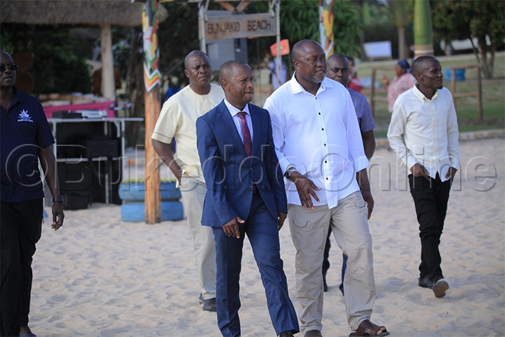 Yinginiya Ben Misagga ku ddyo ng'alambuza Miniista webyemizannyo e Mengo Sserwanga awagenda okubeera empaka z'amaato