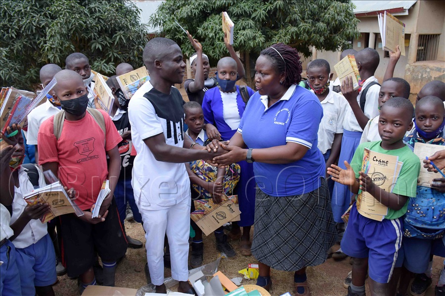 Christopher Lujjumwa Kanyike ng'akwasa dayirekita w'essomero ebintu