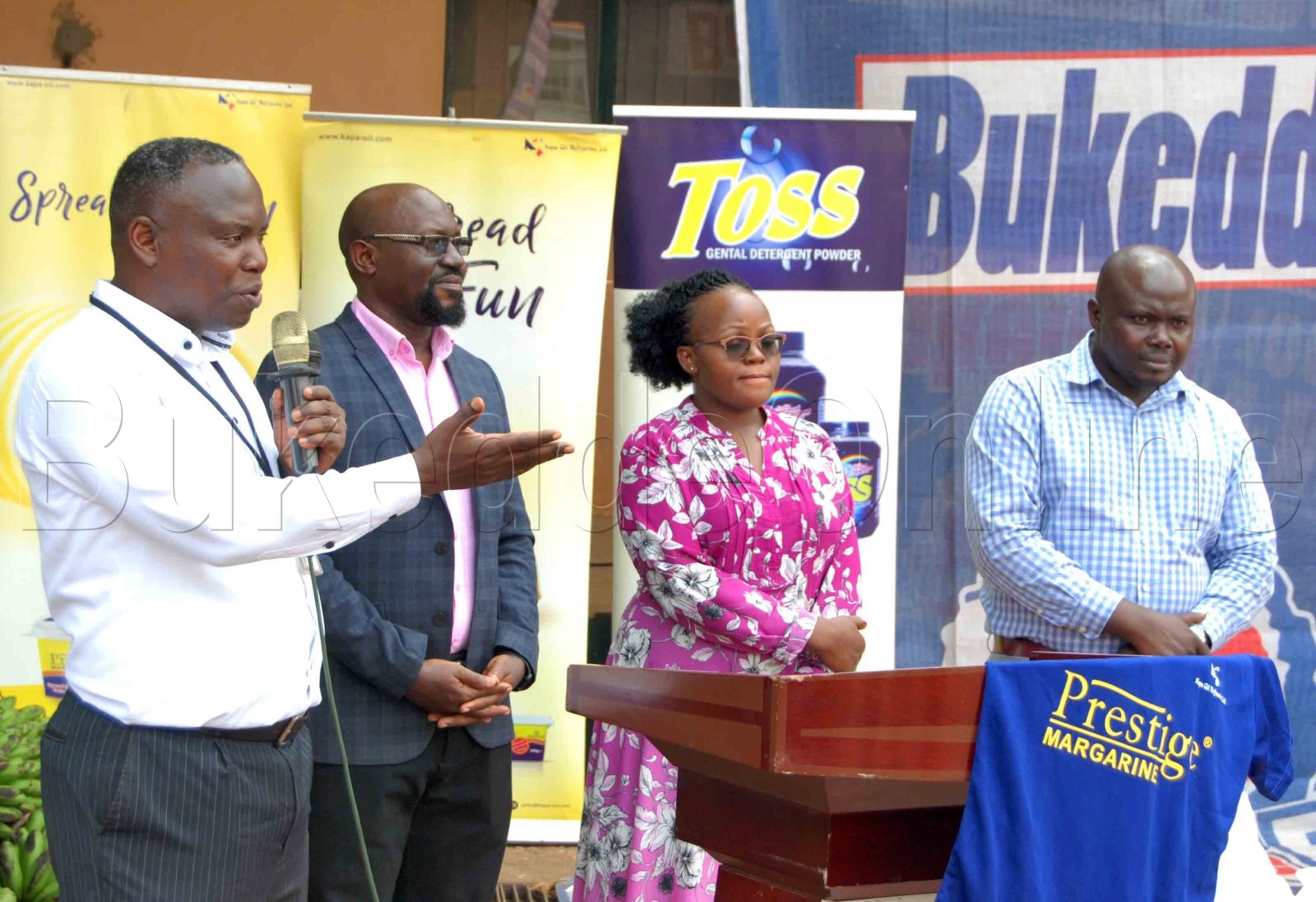 Akulira olupapula lwa Bukedde Micheal Mukasa Ssebbowa ng'ayozaayoza abawangudde ebirabo bya Eid