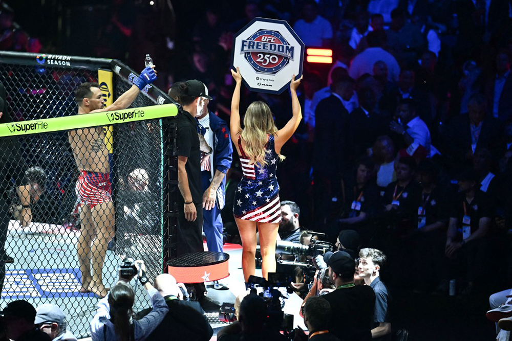 America's Michael Chandler (L) gestures to the crowd during the "UFC Freedom 250" mixed martial arts event on the South Lawn of the White House in Washington, DC, June 14, 2026. (AFP)