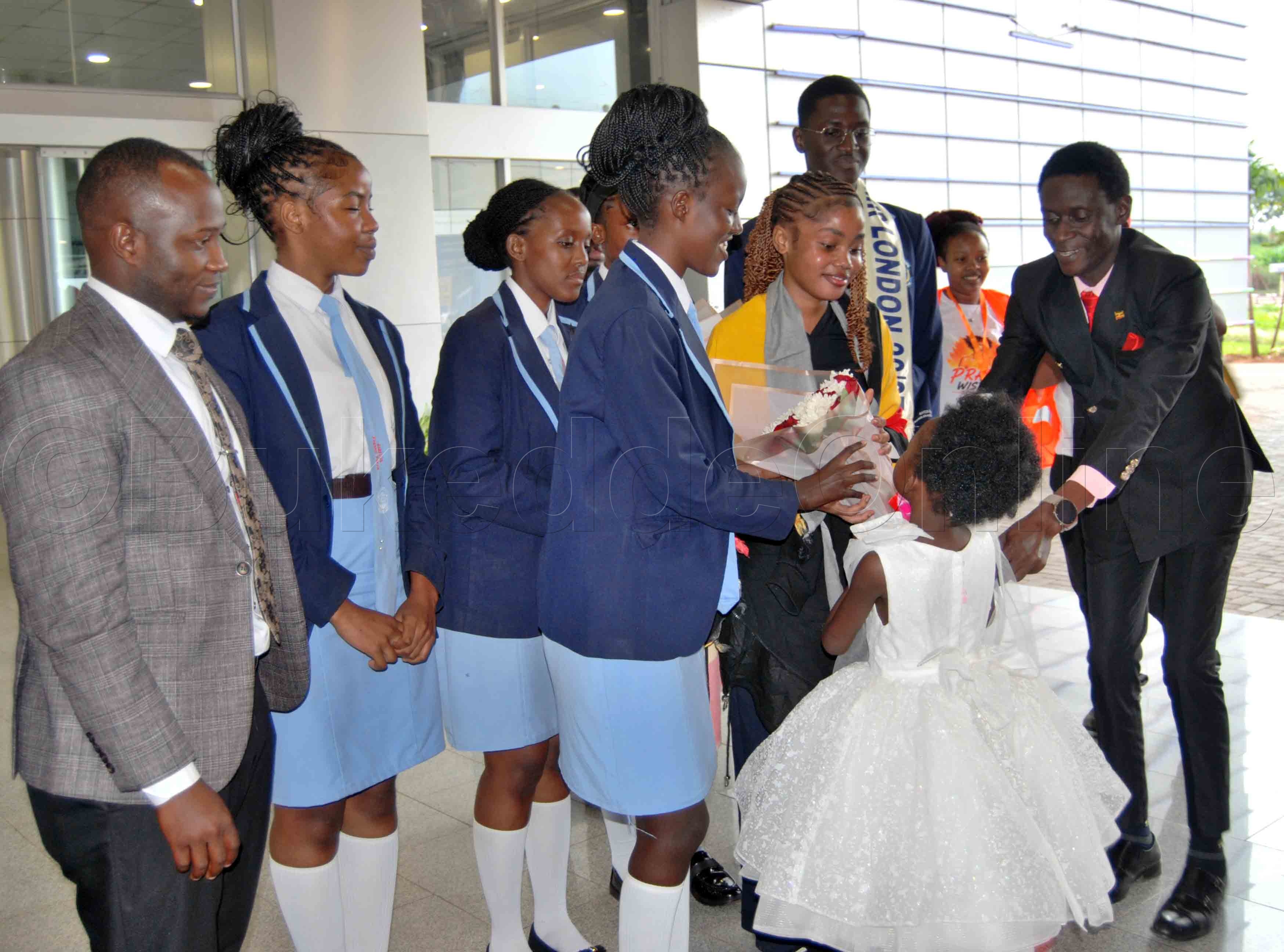 Abayizi abasoma ne Praise nga bamwaniriza ku kisaawe