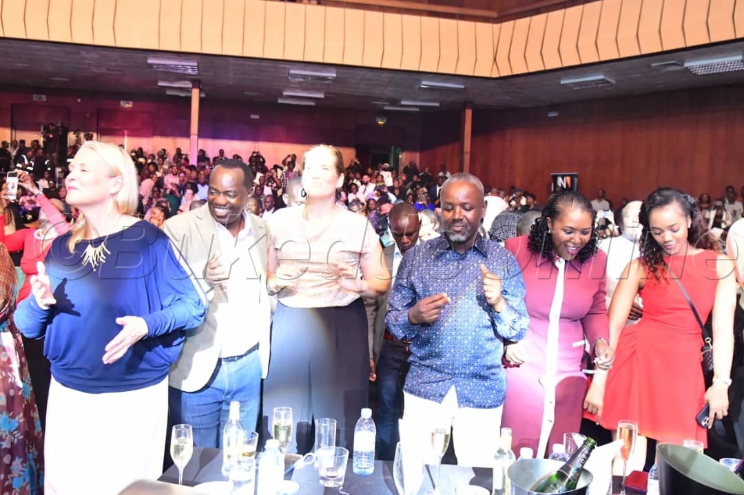 Sipiika Tayebwa ne mukyala we (wakati) ssaako ebikonge ebirala nga banyumirwa 