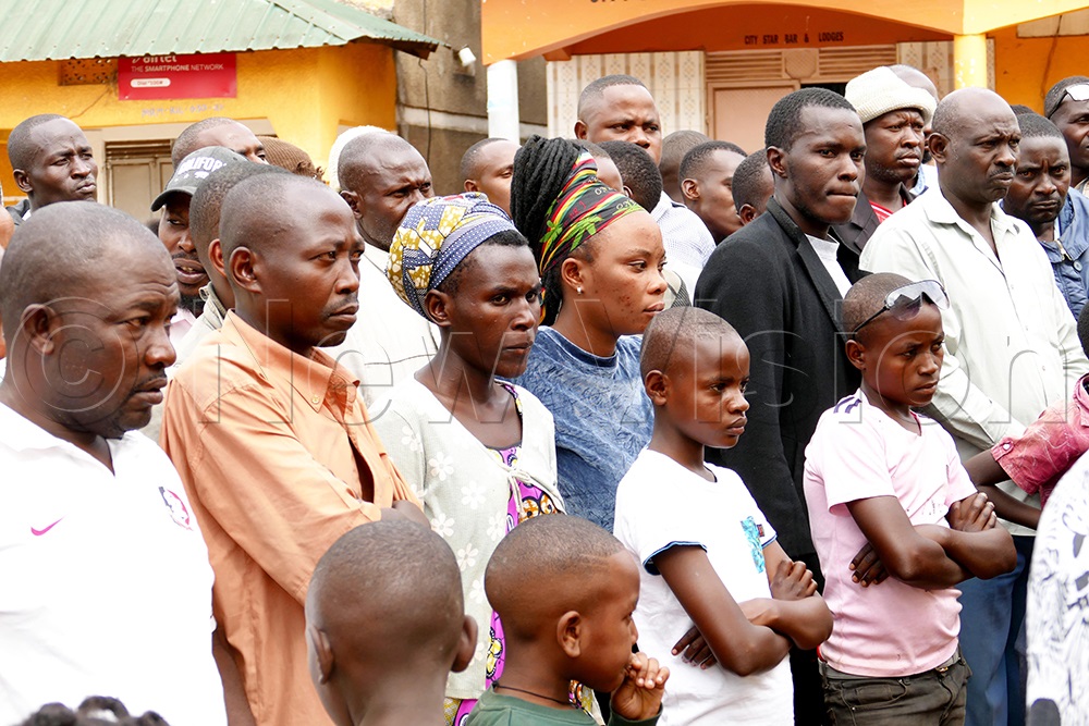 Ruhaama county residents listening to Muntu. (Credit: Isaac Nuwagaba)
