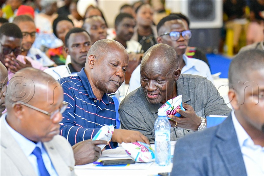 Pakasa forum participants enjoy Sumz crisps. (Credit: Miriam Namutebi)