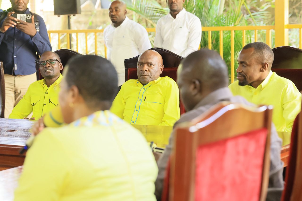 Yisuf Nsibambi nga bamwamjula ku kitebe kya NRM e Kyaddondo