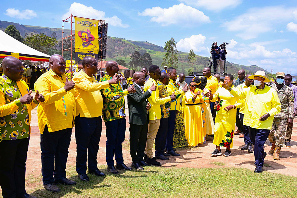 President Museveni waves to Rukiga political leaders as he arrives at Rusherebeya market grounds in Rwamucucu sub-county, Rukiga district to address his campaign rally. (PPU Photo)