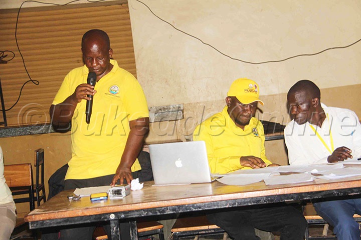 Akulira Okulondesa Mu Kibiina Kya Nrm E Nakaseke Tandeka Paul Ng'asoma Abawangudde Kkaadi Y'ekibiina Kya Nrm.