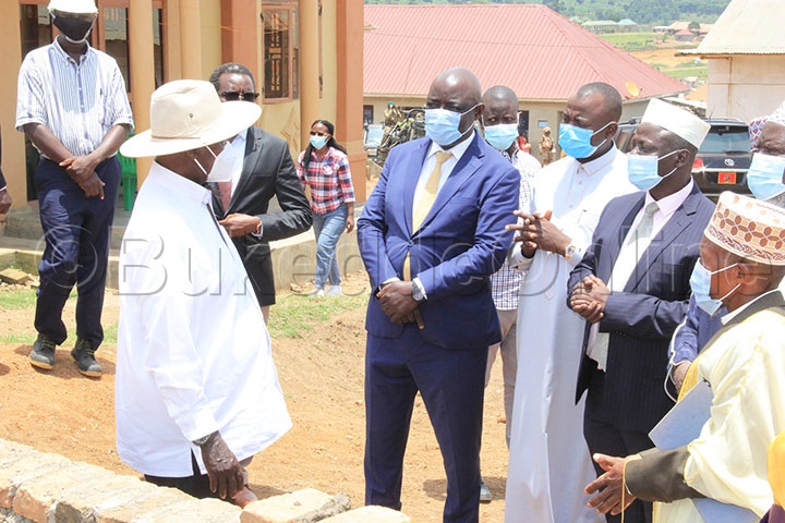 Museveni Ng'amaze Okutema Evvuunike. Ku Ddyo Ye Bamulangaki.