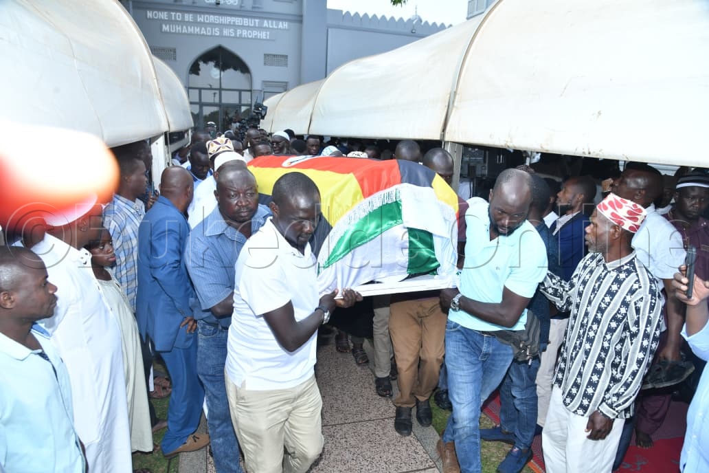 Omulambo gwa Gen. Moses Ali nga gutuusibwa e Naguru ku muzikiti okusaalirwa