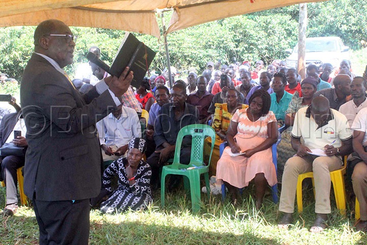 Minisita Mayanja Ng'ayogerako Eri E Abantu E Kiboga.