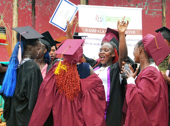 Abakyala N'abawala Nga Bajaganya Oluvannyuma Lw'okukuguka Mu Mirimu Gy'emikono.